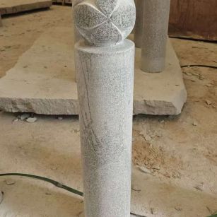 丽水 芝麻白花岗岩石材挡车石柱、停车柱、圆柱挡车柱、方柱挡车柱等