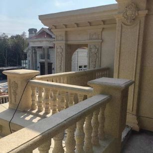 丽水 黄金麻别墅外墙干挂雕花配合阳台栏杆花瓶柱