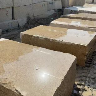 丽水 黄金麻方料堆场洗料分选中，原材料充足