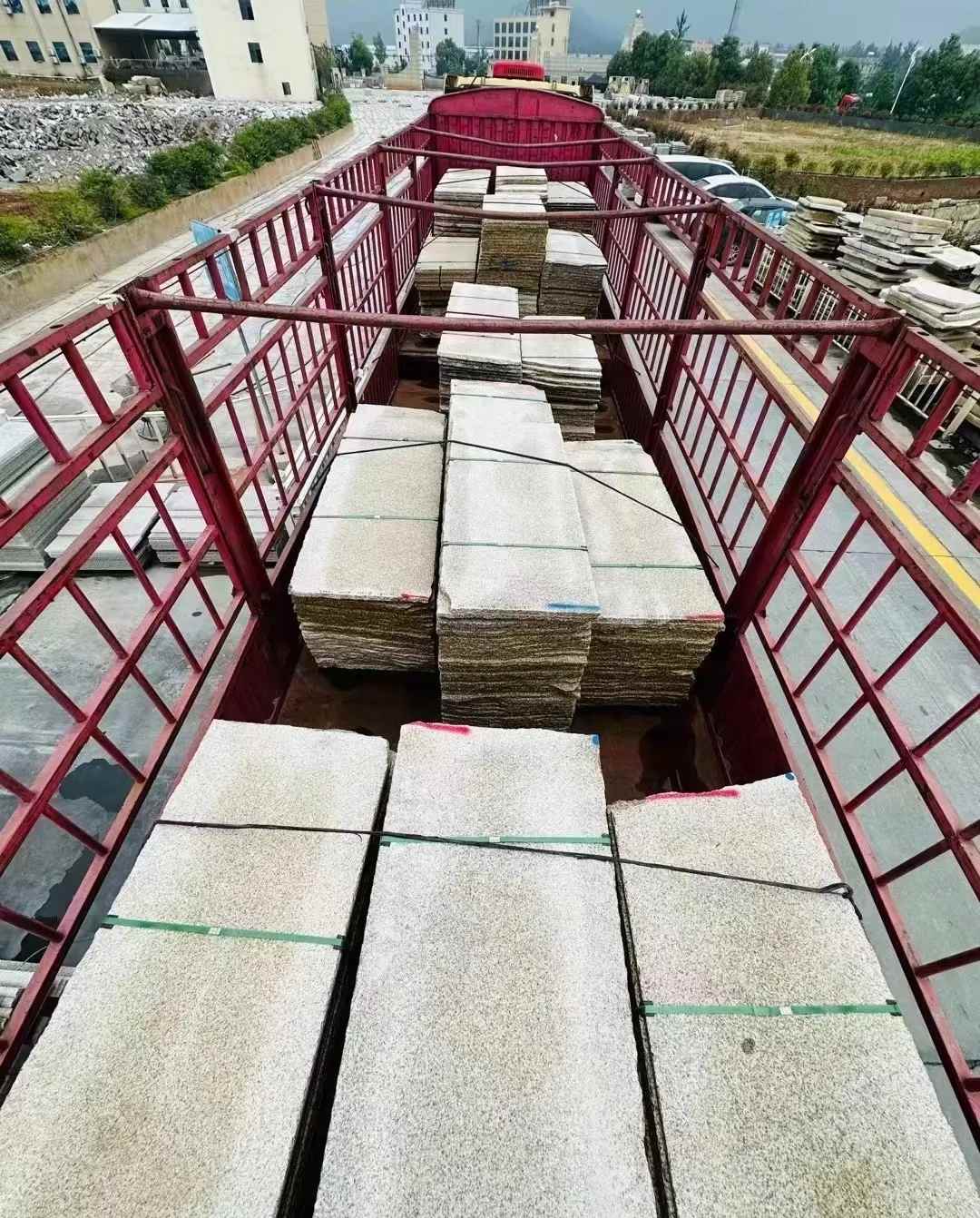 丽水 黄金麻花岗岩荔枝面，光面毛板装车完成