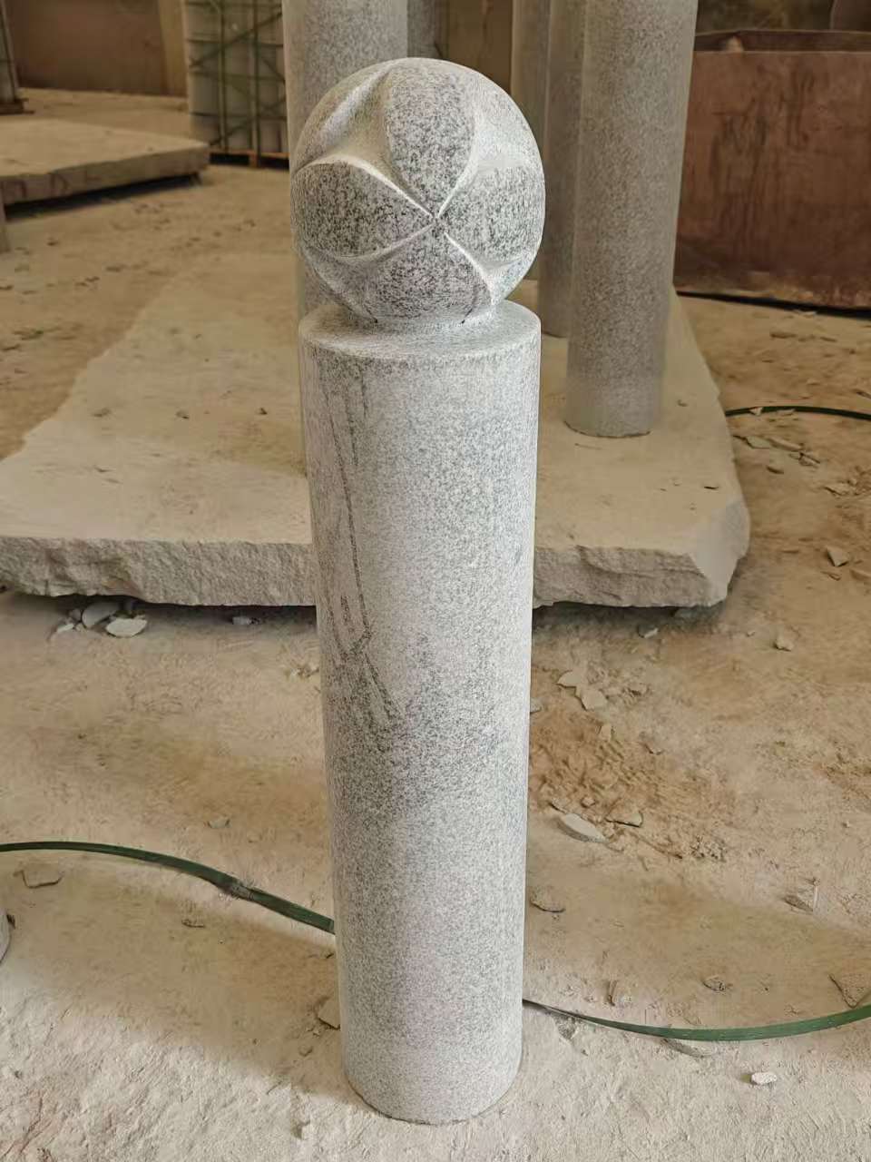 丽水 芝麻白花岗岩石材挡车石柱、停车柱、圆柱挡车柱、方柱挡车柱等