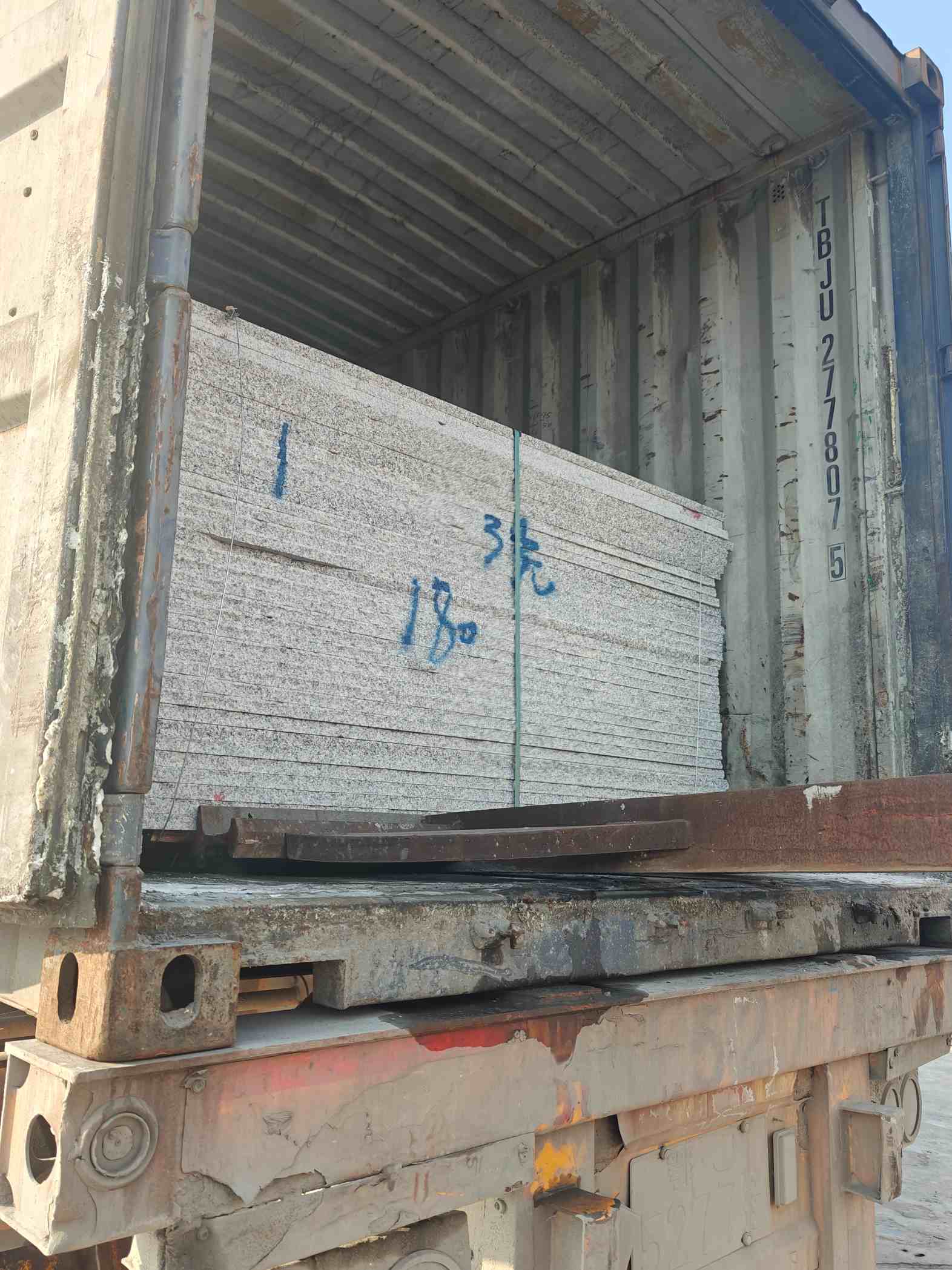 丽水 芝麻白花岗岩石材3.0公分光面毛板装柜出货