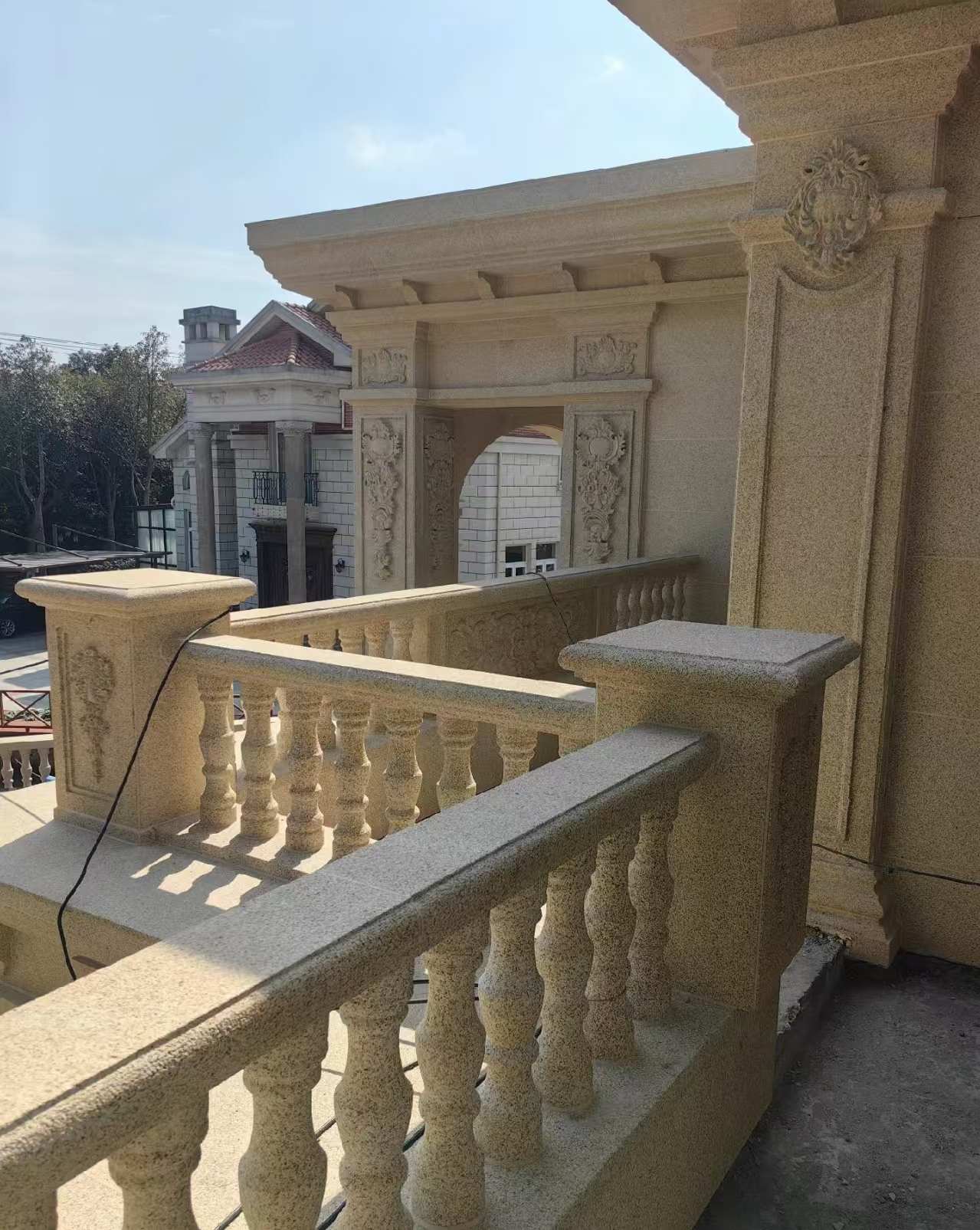 丽水 黄金麻别墅外墙干挂雕花配合阳台栏杆花瓶柱