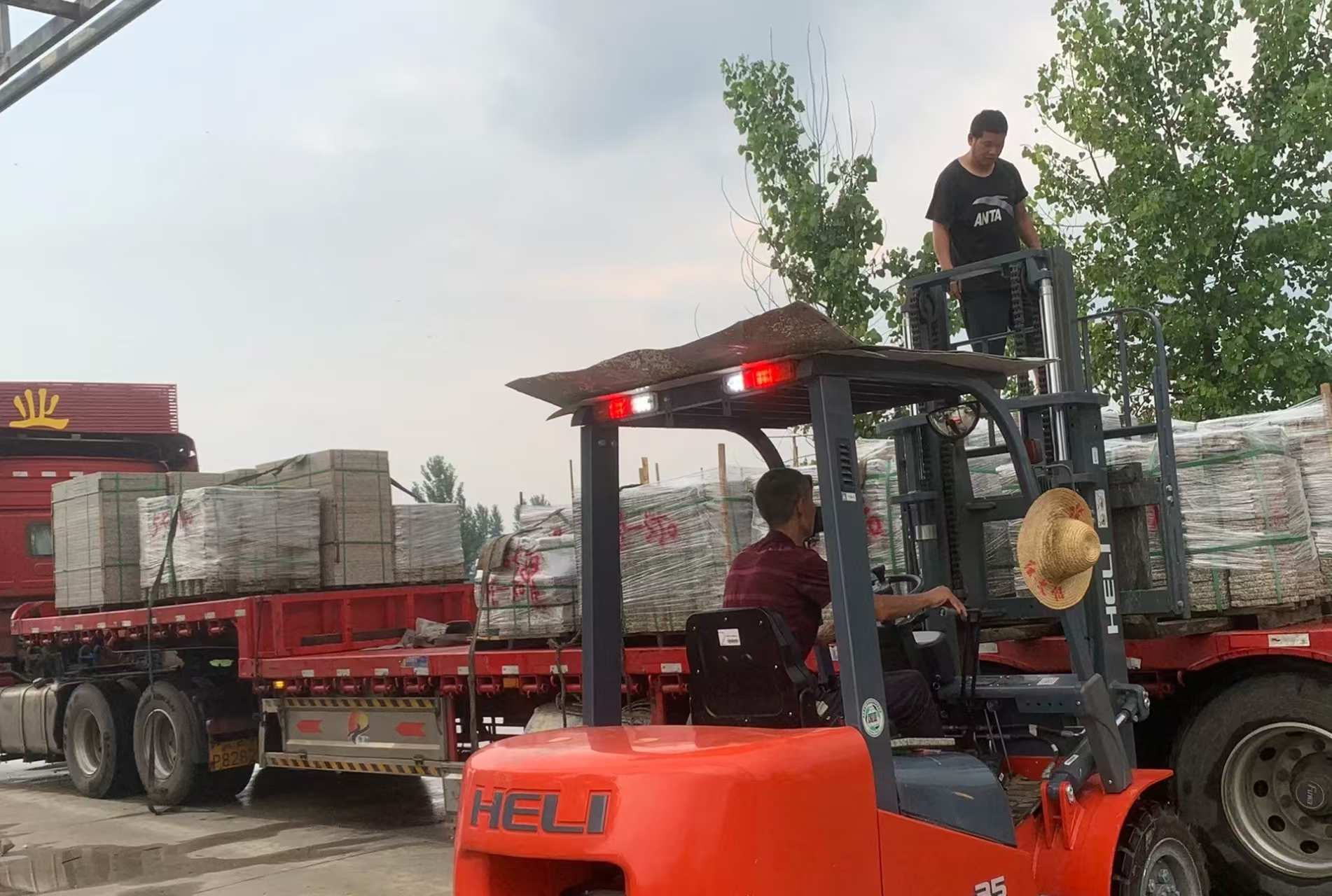 丽水 黄金麻冰裂纹，地铺石装车