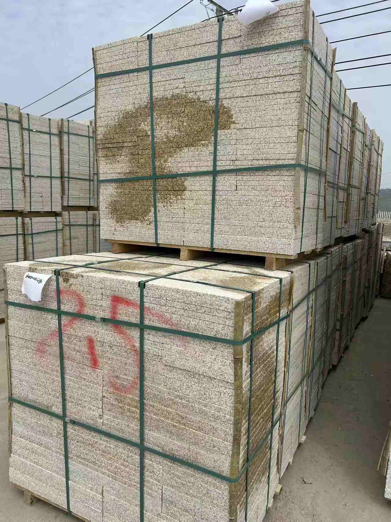 丽水 黄金麻花岗岩石材荔枝面地铺石2.5*300*600