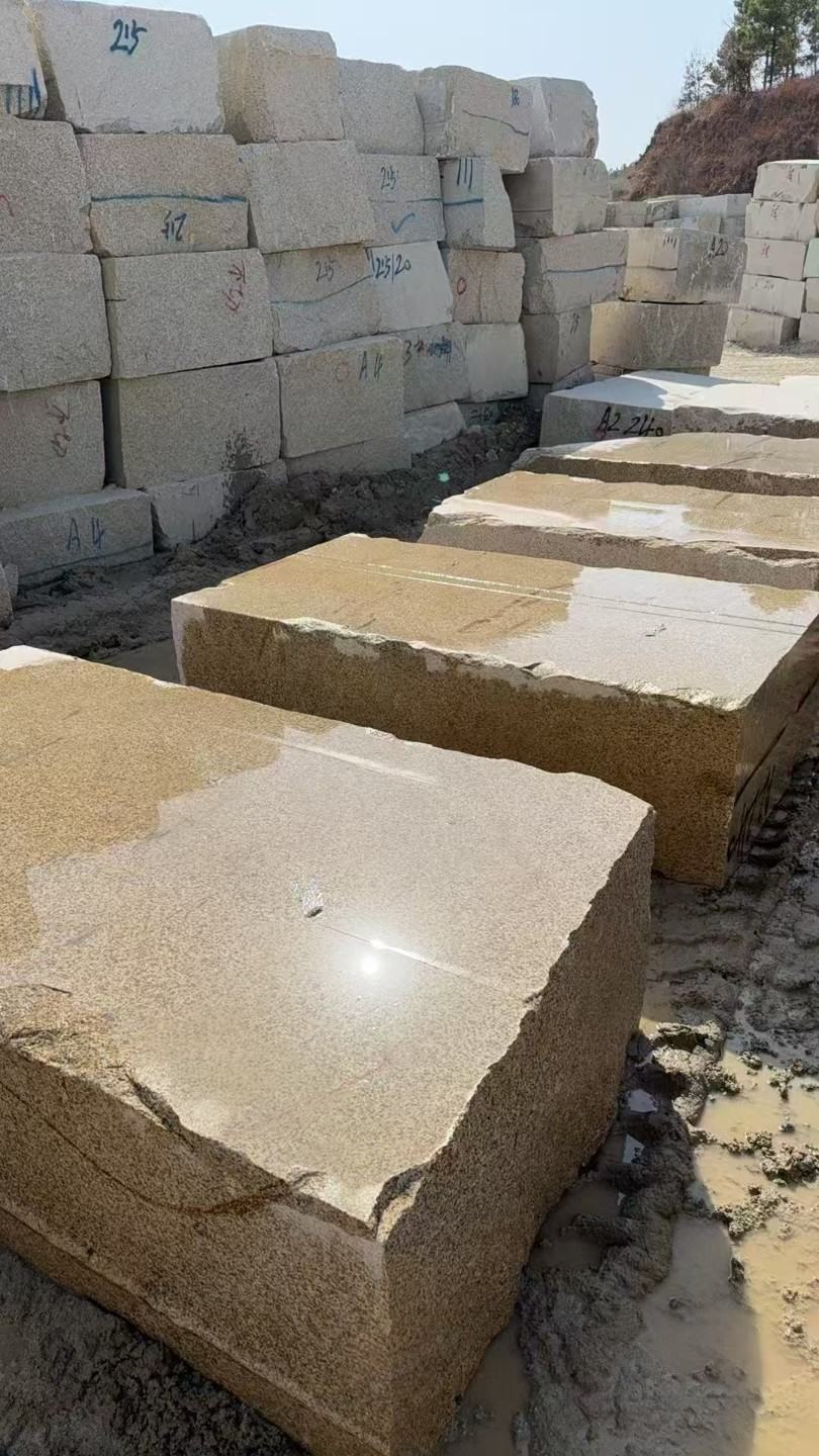 丽水 黄金麻方料堆场洗料分选中，原材料充足