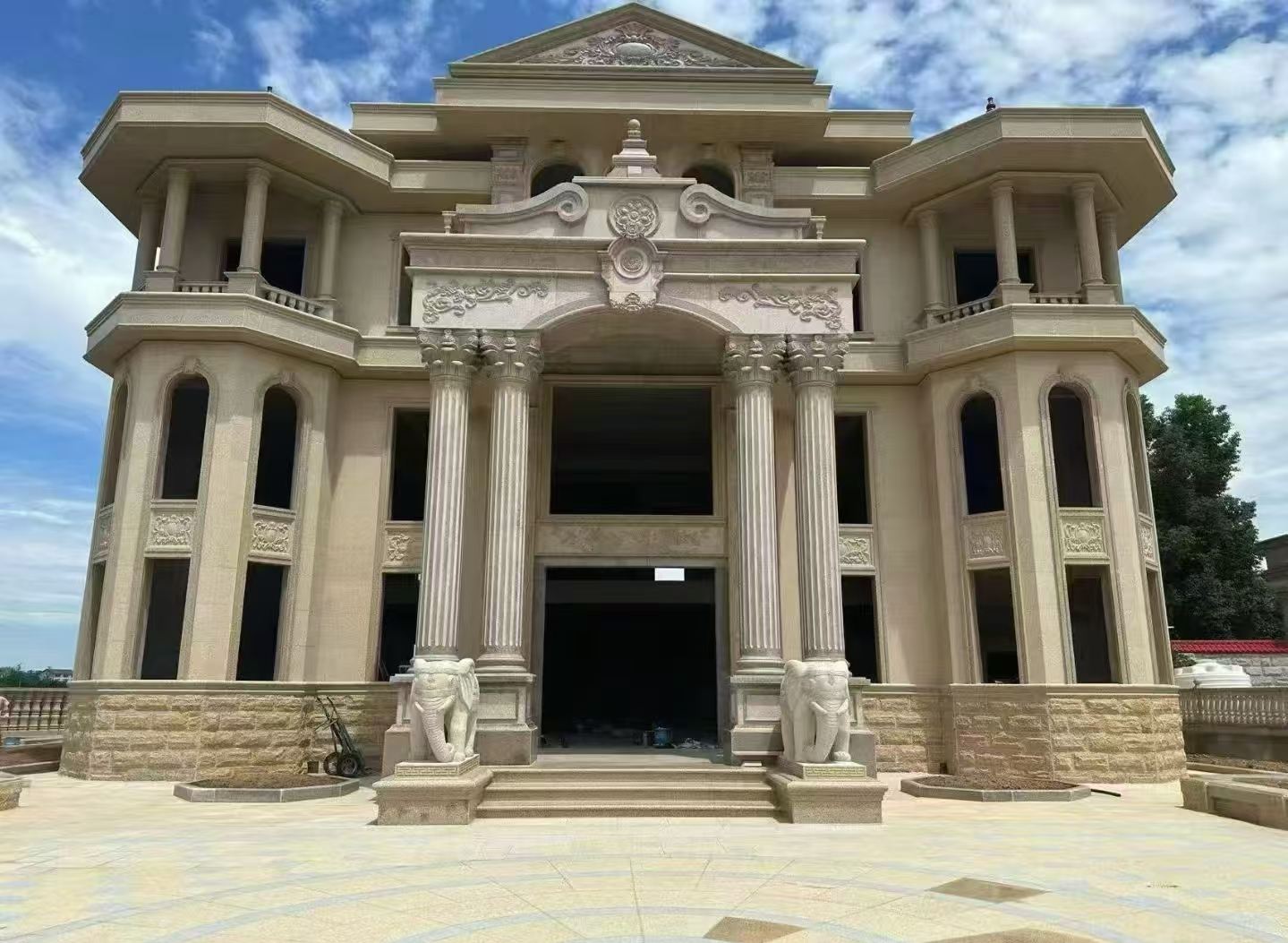 丽水 黄金麻别墅外墙干挂，大柱，大象，蘑菇石，雕花板