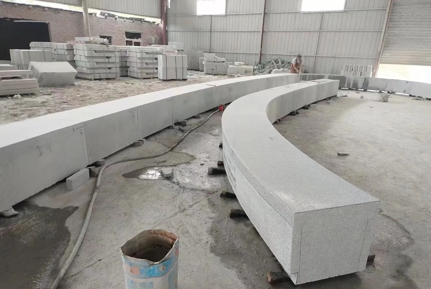 丽水芝麻白花岗岩石板材 园林光面弧形坐凳