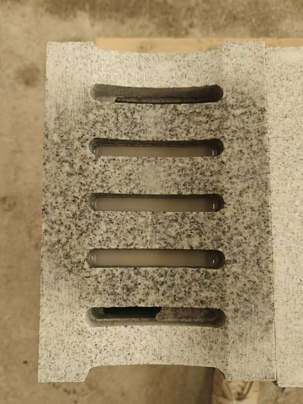 丽水 芝麻白拉丝面花岗岩U型开槽排水槽