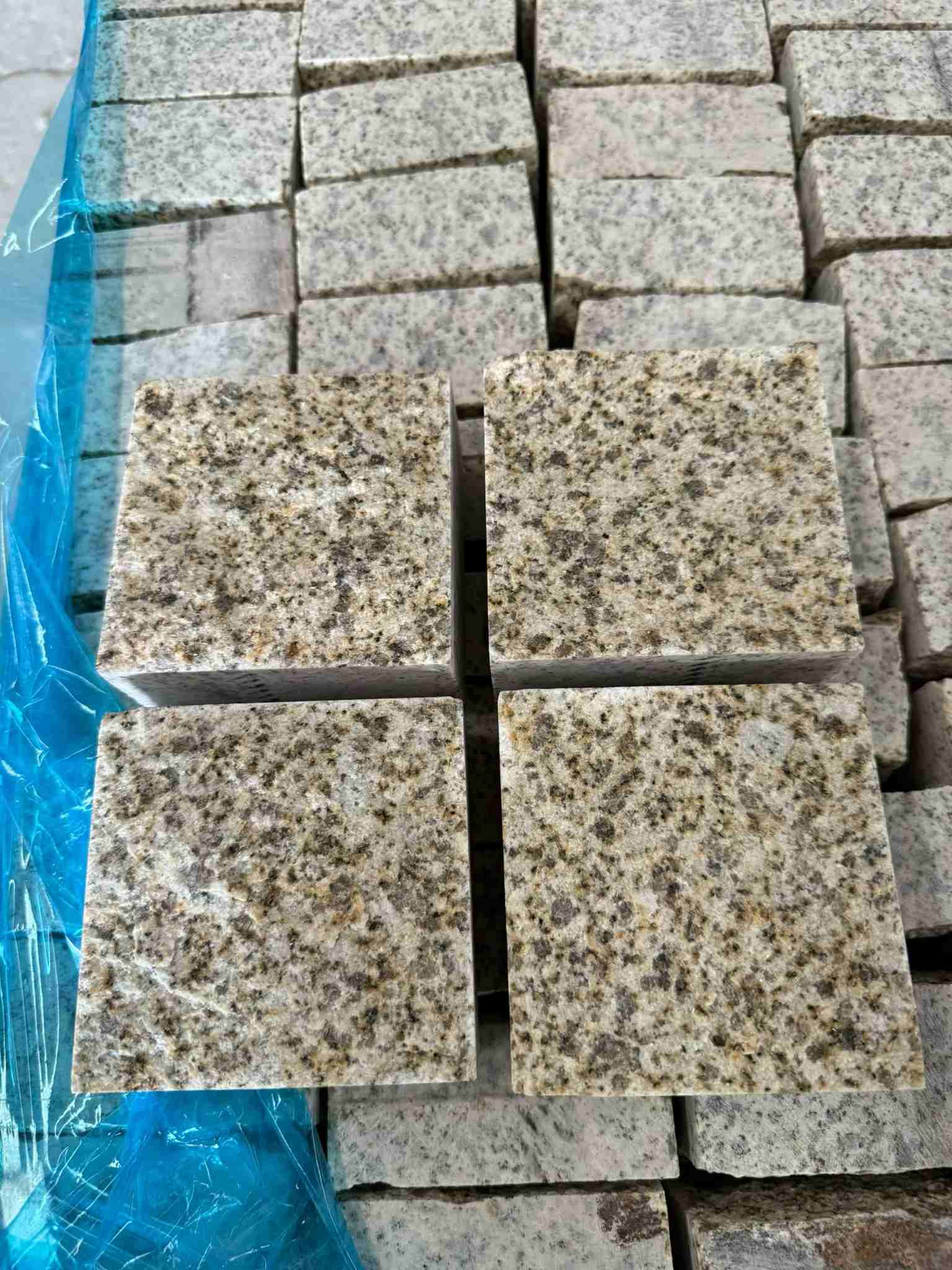 丽水 黄金麻花岗岩自然面小方块，弹石，马蹄石等