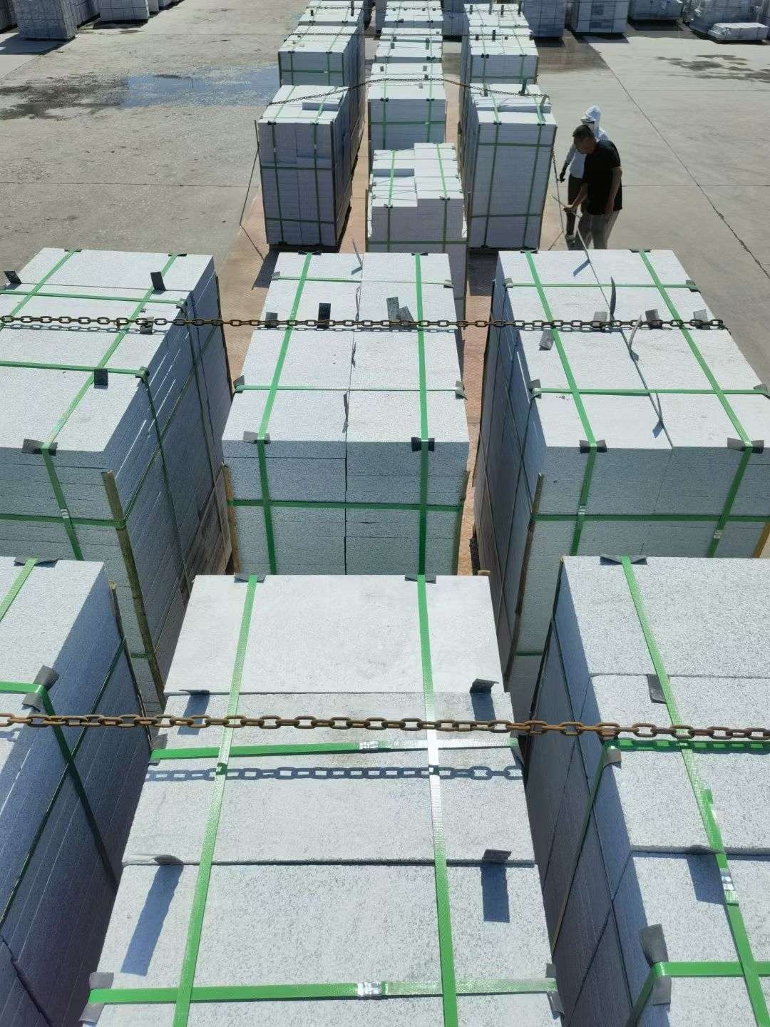 丽水 芝麻白花岗岩5公分地铺石 花岗岩厂家工厂装车日常