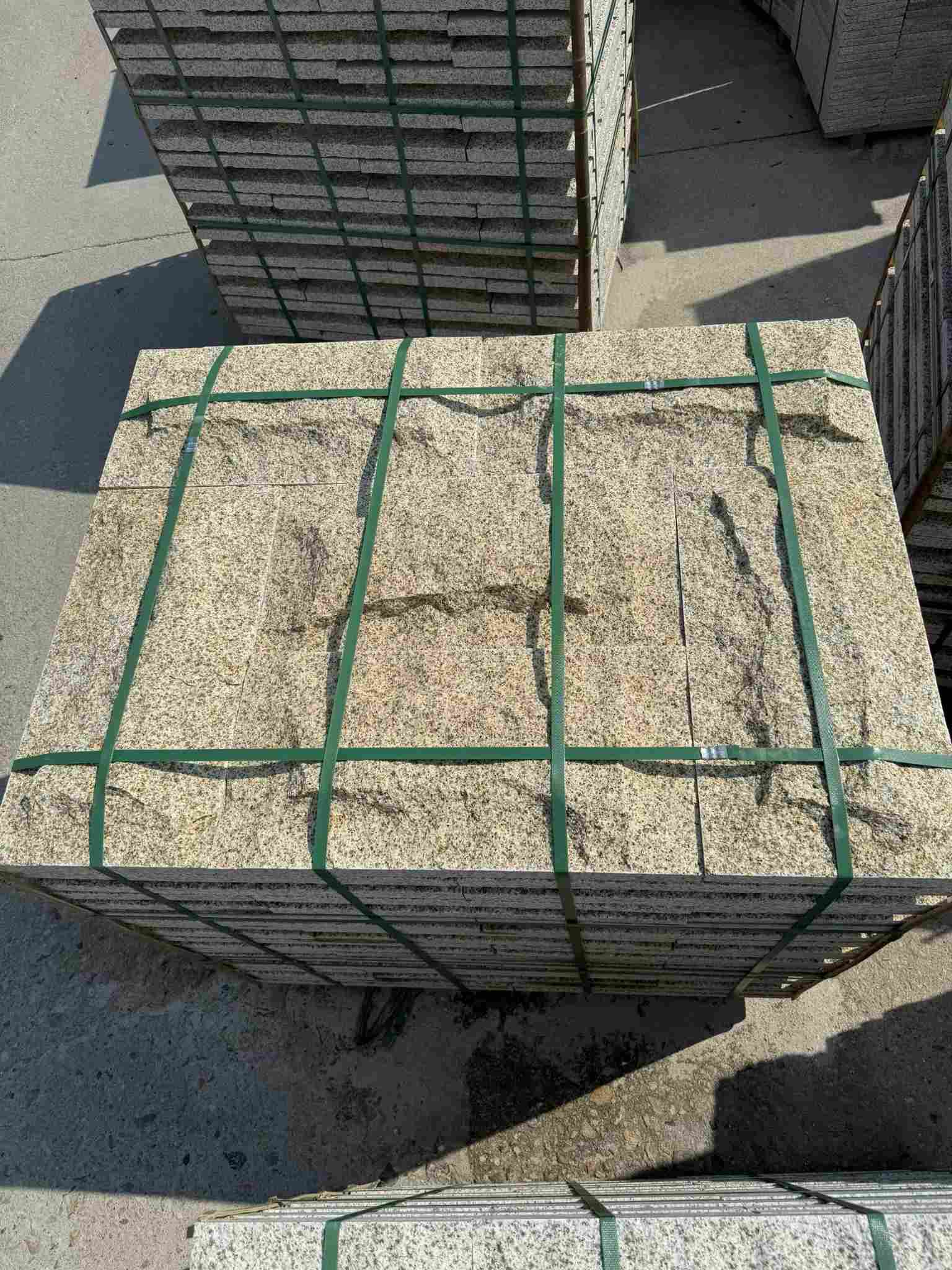 丽水 黄金麻花岗岩石材自然面蘑菇石成品