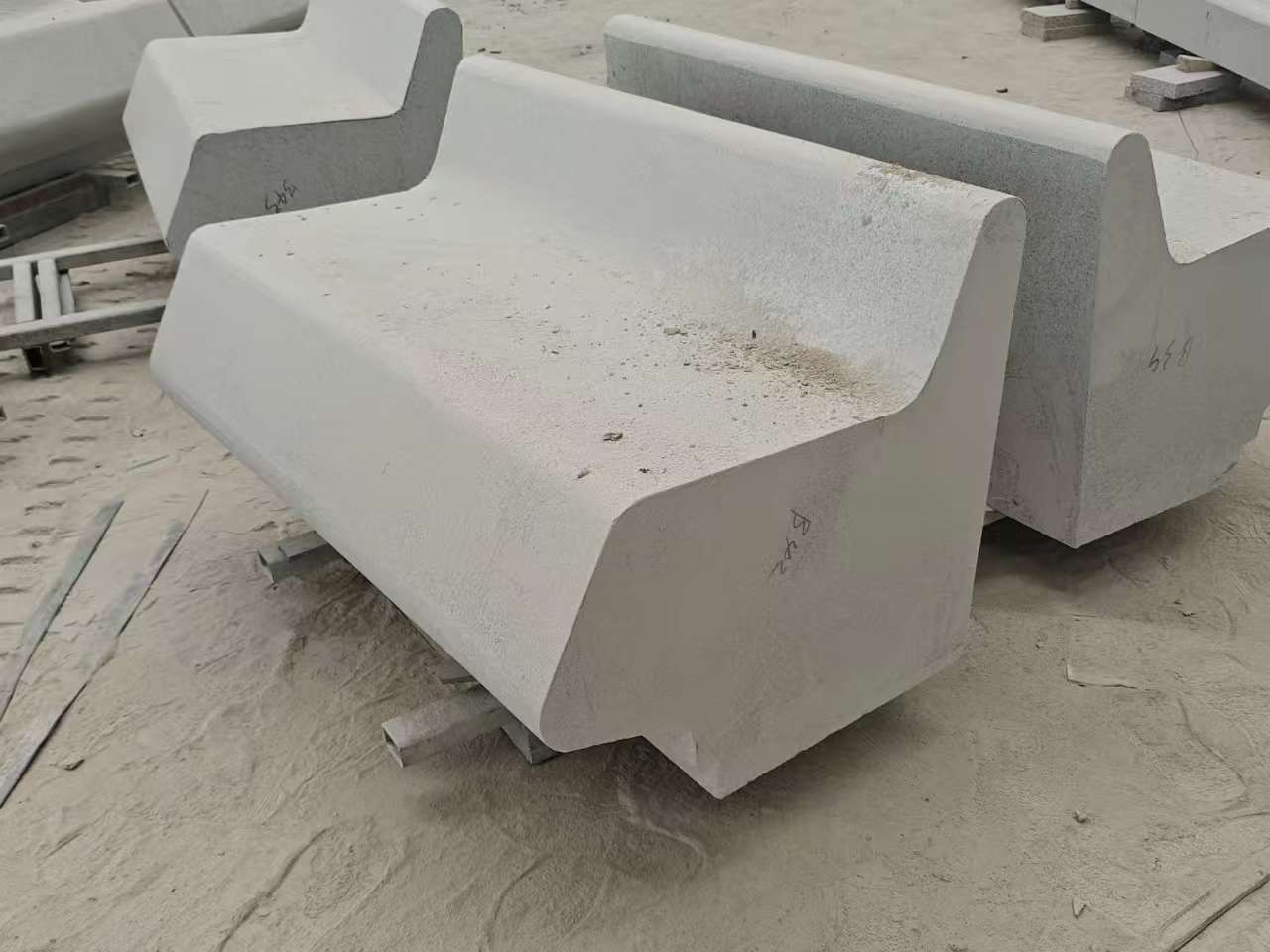 丽水 芝麻白花岗岩异形坐凳，石凳