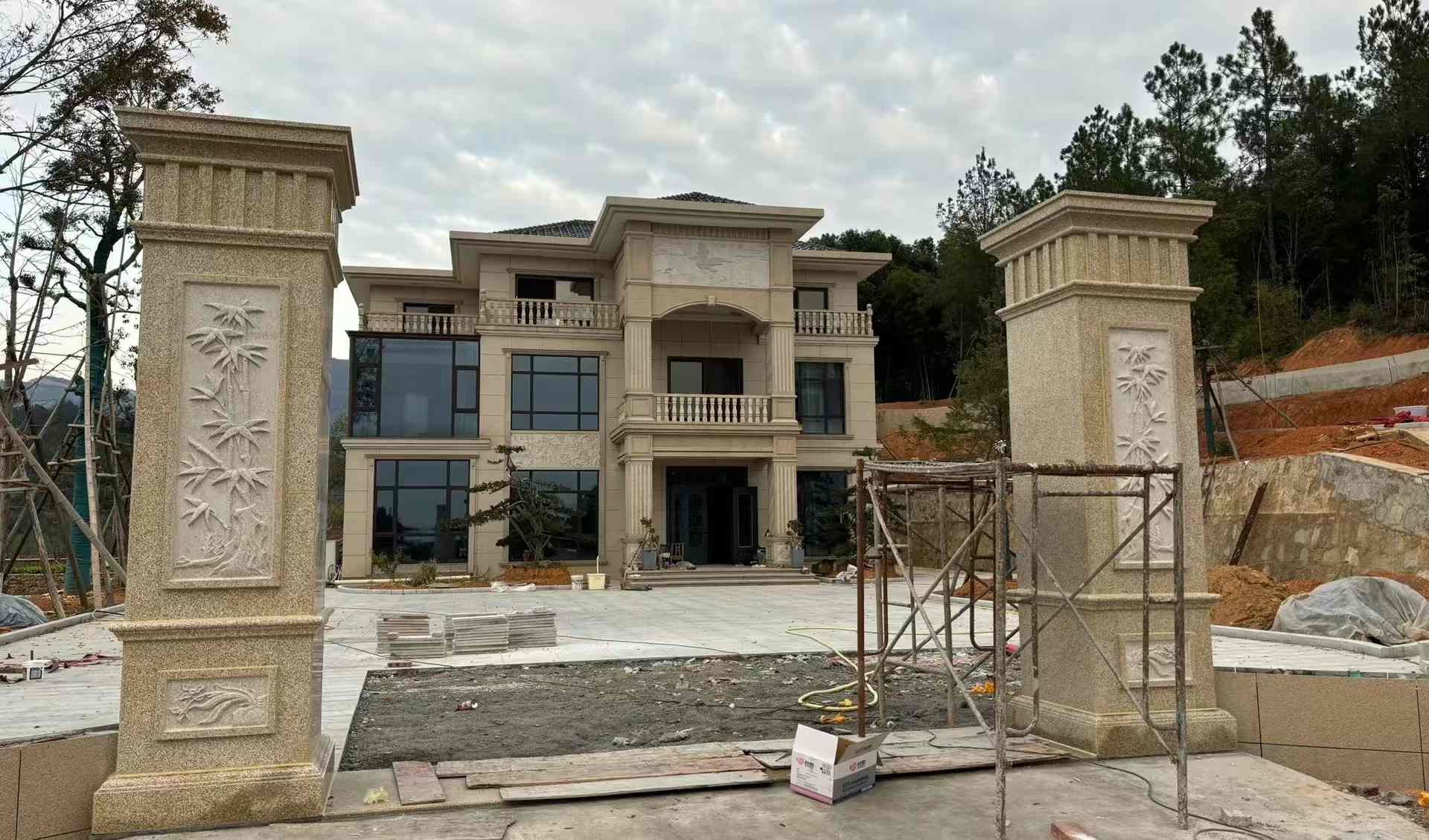 丽水 黄金麻花岗岩别墅雕花外墙干挂配上门口雕花罗马柱